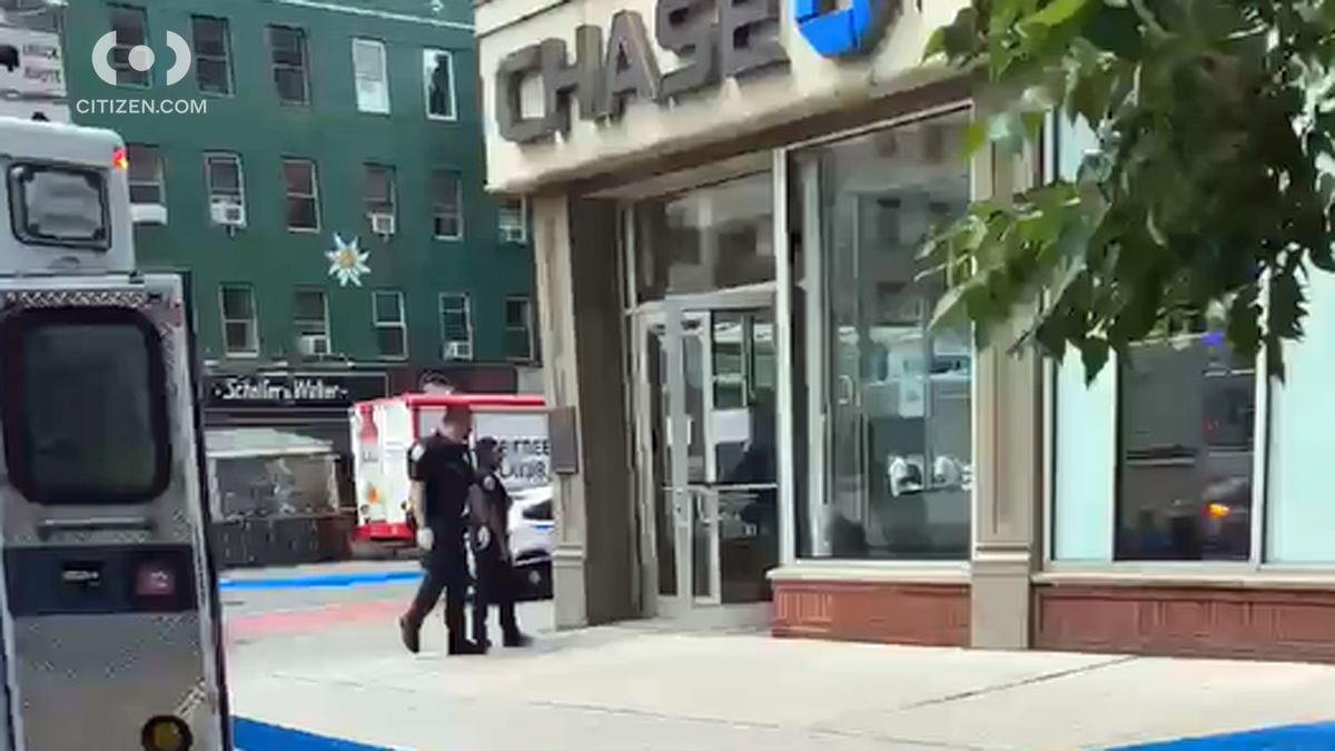 Security Guard Stabbed at Chase Bank in New York – NBC New York