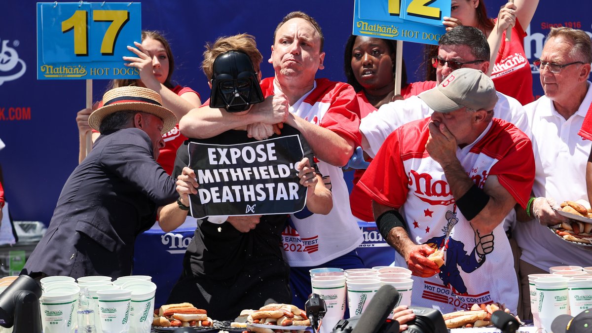 Joey Chestnut lamenta agresión viral contra manifestante en concurso de