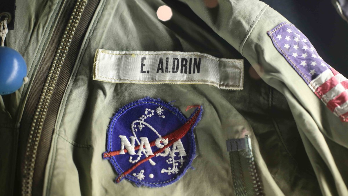 Subasta: pagan $ por prenda espacial de “Buzz” Aldrin – Telemundo New  York (47)