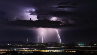 Miles sin energía alrededor del Valle tras tormenta monzónica