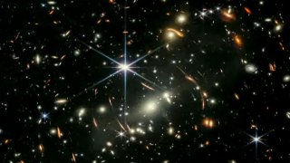 La primera imagen infrarroja del Telescopio Espacial James Webb (JWST) durante una sesión informativa con el presidente Biden en la Casa Blanca, Washington, DC, el 11 de julio de 2022.