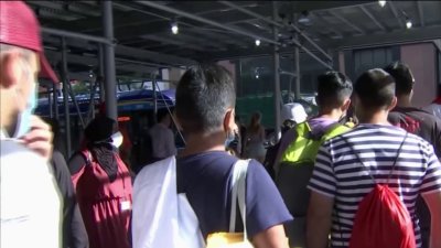 Más inmigrantes llegan a NYC en dos buses desde Texas en medio de denuncias de mala atención en refugios