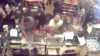 En video: multitud saquea y vandaliza una tienda 7-Eleven