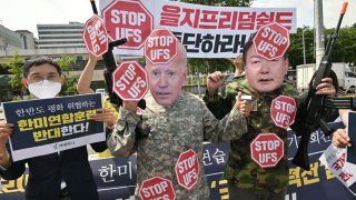 Activistas contra la guerra con máscaras del presidente estadounidense Joe Biden (frente a la izquierda) y el presidente surcoreano Yoon Suk-yeol (derecha) posan durante una protesta contra un ejercicio militar conjunto planeado entre Corea del Sur y Estados Unidos llamado Ulchi Freedom Shield (UFS), cerca de la Oficina Presidencial en Seúl.