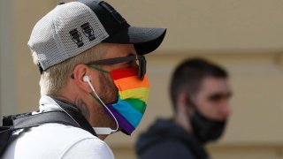 Un hombre usa una mascarilla con los colores del arcoíris, tradicional símbolo de la comunidad LGBTQ+, en San Petersburgo, en esta fotografía de archivo.