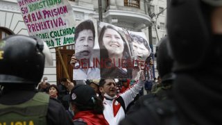 Opositores al gobierno del presidente Pedro Castillo gritan y chocan con policías frente al juzgado de Lima, el 28 de agosto de 2022 en Lima, Perú.