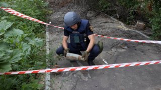 Experto desactiva una mina terrestre en Ucrania