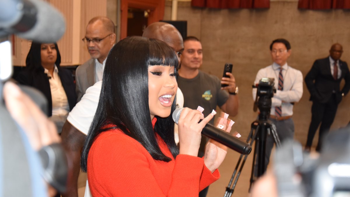 Cardi B gives $ 100,000 to school – Telemundo New York (47)