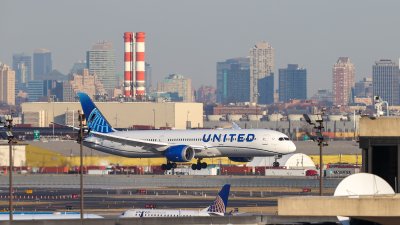 Terror en el aire: captan en video a avión echando chispas tras despegue
