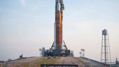 ¿Por qué la NASA aplazó otra vez el lanzamiento de su cohete a la Luna?