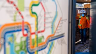 Habrá más de 100 autobuses de enlace disponibles para ayudar a los pasajeros a navegar los cambios de ruta, indicó Metro.