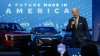 Biden impulsa la fabricación de vehículos eléctricos en el salón del automóvil de Detroit