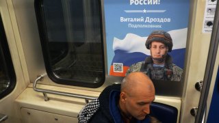 Un poster con un soldado condecorado, en un tren en Moscú, el miércoles.