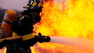 Una madre y su hija escaparon del incendio pero el padre sufrió quemaduras graves mientras rescataba al perro de la familia de la casa en Point Longstreet Way, añadieron los bomberos.