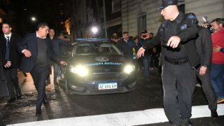 Policía argentina traslada a sospechoso de atentado