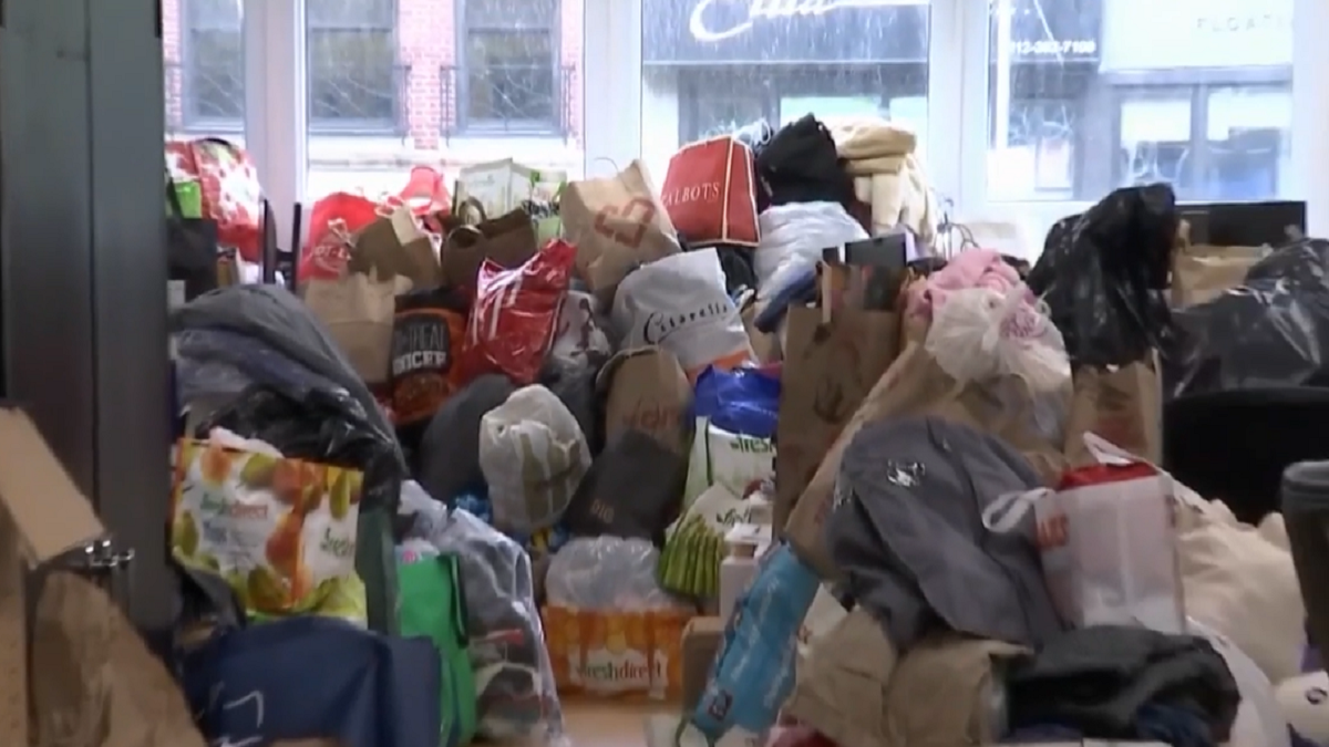 Caja de donación con ropa usada en casa para ayudar a los pobres del mundo