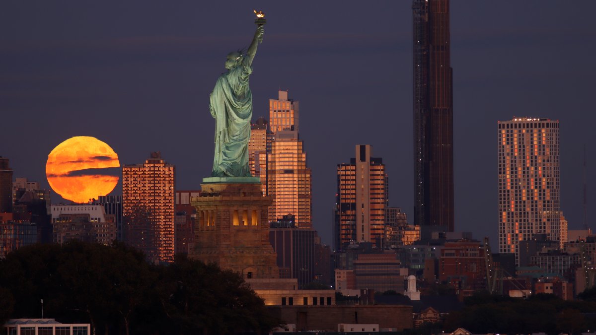 This is how the hunter’s full moon lit up the sky – NBC New York (47)