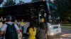 Otro autobús deja migrantes frente a la residencia de Kamala Harris por segunda vez esta semana