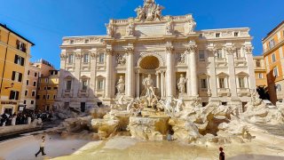 La Fontana di Trevi fue este lunes vaciada para proceder a la limpieza de su delicada piedra, manchada por la contaminación y la oxidación de las numerosas monedas lanzadas cada día por los turistas que, en Roma, acuden a admirarla.