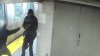 Policía: Sospechoso apuñala y roba a hombre dentro de metro de Manhattan