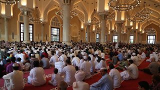 Fieles rezan en una mezquita en Doha, Catar, a días del inicio de la Copa Mundial de Fútbol.