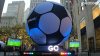 NY celebra la Copa Mundial de la FIFA Catar 2022 con balón gigante