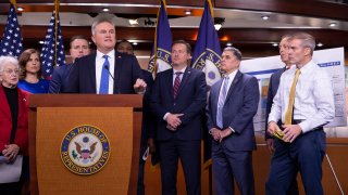 El representante James Comer encabezó una conferencia de prensa el jueves en Washington.