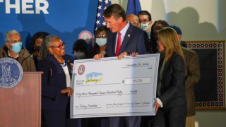 El Gobernador Glenn Youngkin y la Primera Dama Suzanne S. Youngkin presentan una donación a Pathways en Petersburg el 30 de noviembre de 2022.