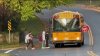 Trechos en la oscuridad y transporte público: Madres dicen no llegan autobuses escolares en el condado Montgomery