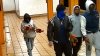 Policía: Grupo estrangula y arrastra a mujer en estación de metro de Brooklyn