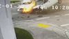 Video: conductora choca contra edificio en una camioneta robada durante persecución policial