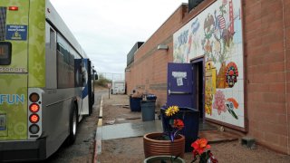 Autobús frente a un albergue de migrantes