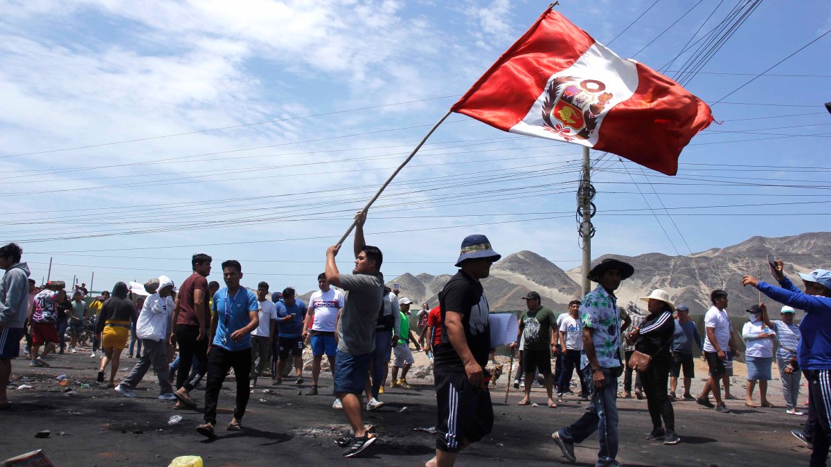 US tourists stranded in Peru – NBC New York (47)