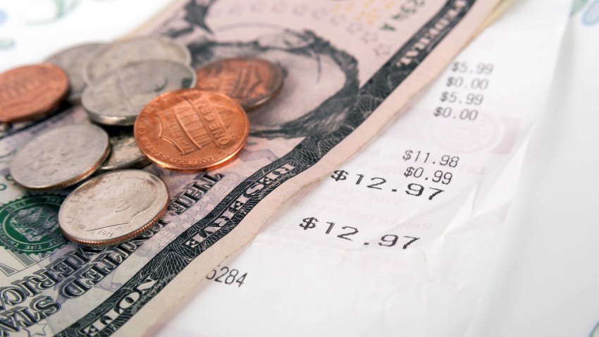 Menos propinas: meseros hispanos y otros empleados sienten el golpe de la inflación