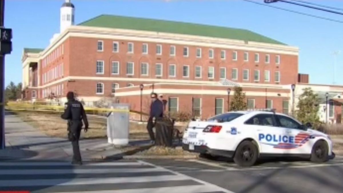 Hombre recibe un disparo en la cabeza frente a una escuela secundaria al noroeste de DC