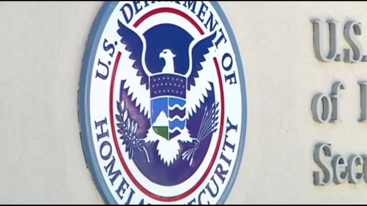 DHS afirma que agentes de ICE no hacen redadas en escuelas – Telemundo ...