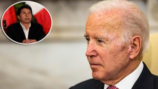 El presidente de Estados Unidos, Joe Biden, en una fotografía de archivo. Arriba a la izquierda, el presidente destituido de Perú, Pedro Castillo.