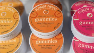 Gomitas con infusión de cannabis de Florist Farms en exhibición el primer día de ventas legales de marihuana recreativa en Housing Works Cannabis Co. en Nueva York, EEUU, el jueves 29 de diciembre de 2022.