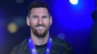 Leo Messi durante la ceremonia de entrega de trofeos después del partido amistoso entre PSG y Riad XI en el Estadio Internacional Rey Fahd el 19 de enero de 2023 en Riad, Arabia Saudí.