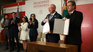 Foto de embajadores de EEUU y México