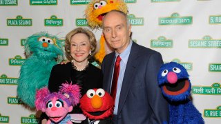 (De izquierda a derecha) Rosita, Abby Cadabby, Joan Ganz Cooney, Elmo, Lloyd Morrisett, Zoe y Grover asisten a una gala benéfica anual de SESAME WORKSHOP en mayo de 2009 en Nueva York.