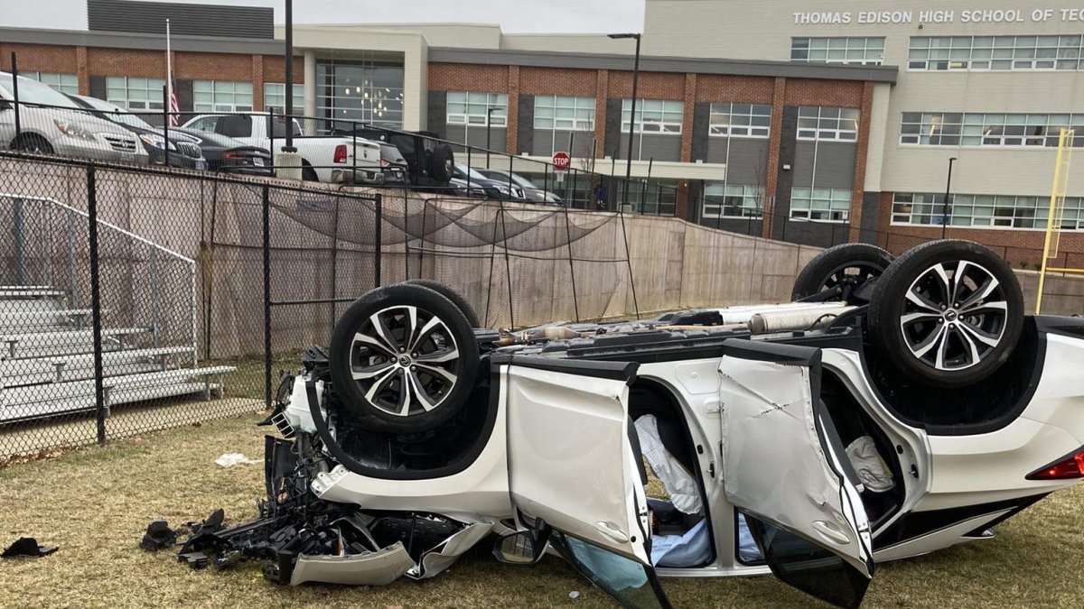 Auto se estrella y volca sobre el techo en el campo de béisbol de una escuela en Maryland