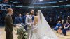 Amor y deporte: pareja da el “sí” en el medio-tiempo del juego de los Dallas Mavericks