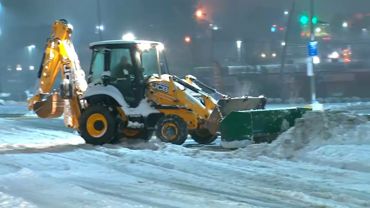 Storm leaves New York area covered in snow, causing schools to close