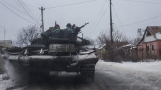 Un tanque ucraniano recorre un pueblo en la región del Donbas el miércoles.