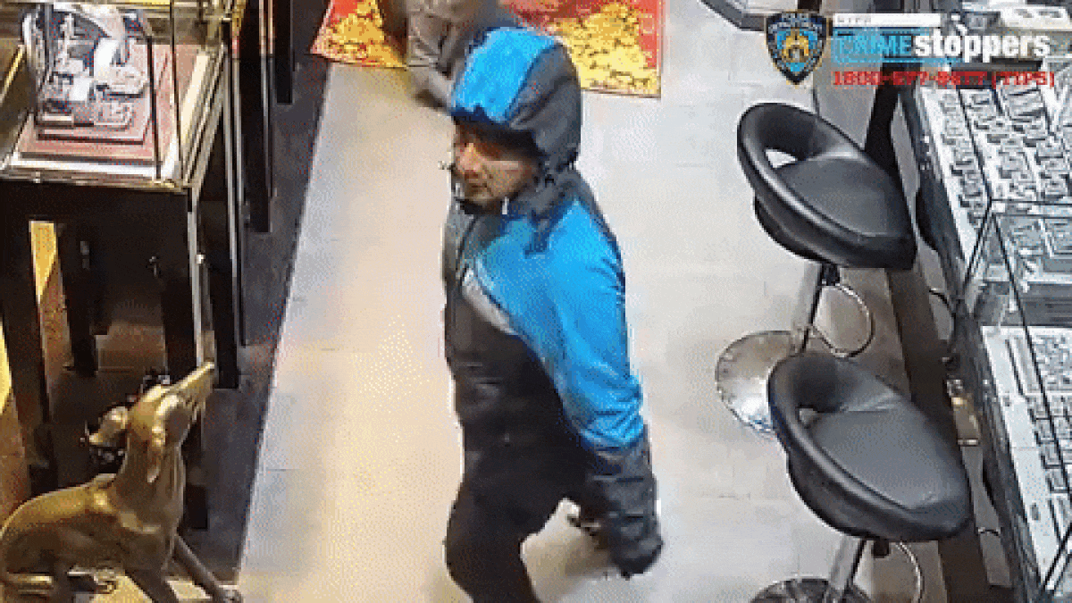 Gunmen in Queens attack woman and grab $500,000 worth of jewelry in midday robbery