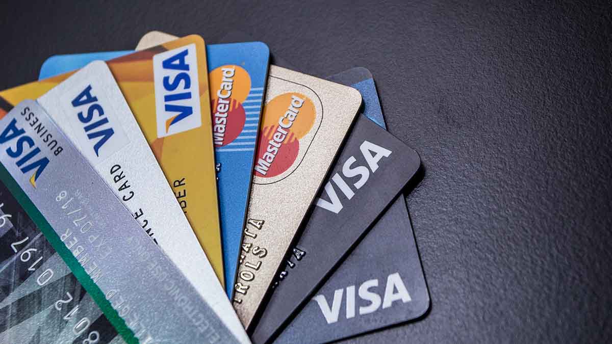 Avanza plan de Biden para limitar recargos por pagos atrasados de tarjetas de crédito