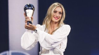 La jugadora española del Barcelona, Alexa Putellas, recibe el premio The Best.