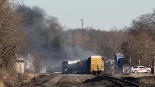 El accidente de tren provocó un incendio masivo y órdenes de evacuación, dijeron funcionarios e informes el sábado. No se reportaron heridos ni muertes después de que el tren de 50 vagones se saliera de las vías el 3 de febrero cerca de la frontera entre Ohio y Pensilvania. El tren transportaba carga desde Madison, Illinois, a Conway, Pensilvania, cuando descarriló en East Palestine, Ohio.