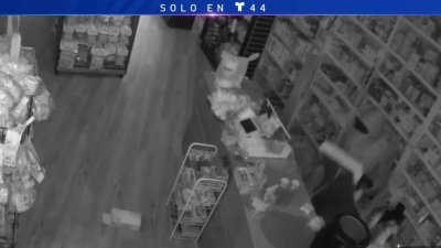 En video: Hombre roba dinero de un negocio en el condado Fairfax